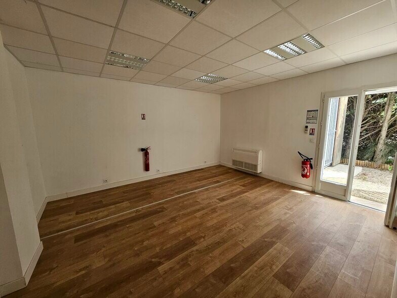 230 Chemin Des Valladets, Éguilles for lease - Interior Photo - Image 1 of 4