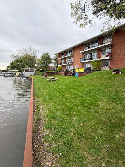 408 N Liberty St, Belleville, MI à vendre - Photo du bâtiment - Image 3 de 40
