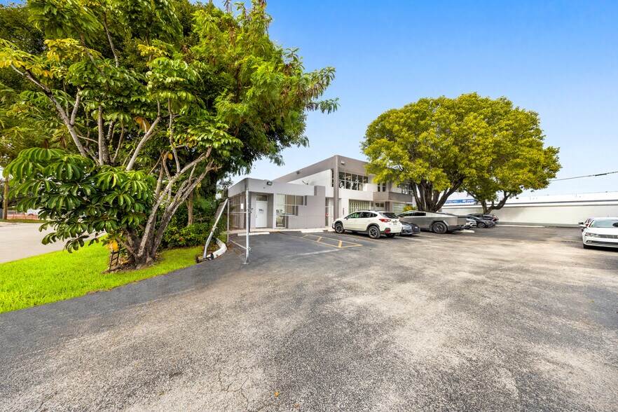 7655-7669 NW 50th St, Miami, FL à vendre - Photo du bâtiment - Image 2 de 24
