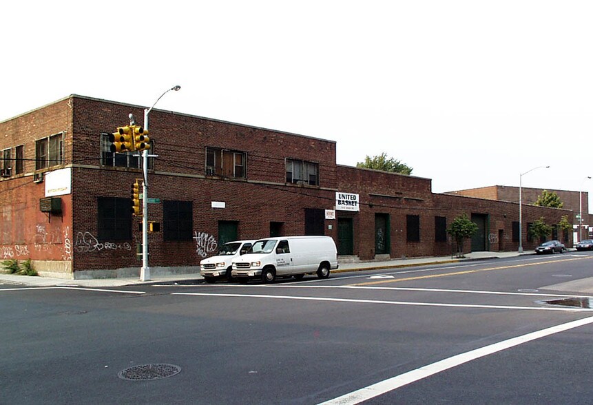 58-01 Grand Ave, Maspeth, NY à vendre - Photo du bâtiment - Image 1 de 3