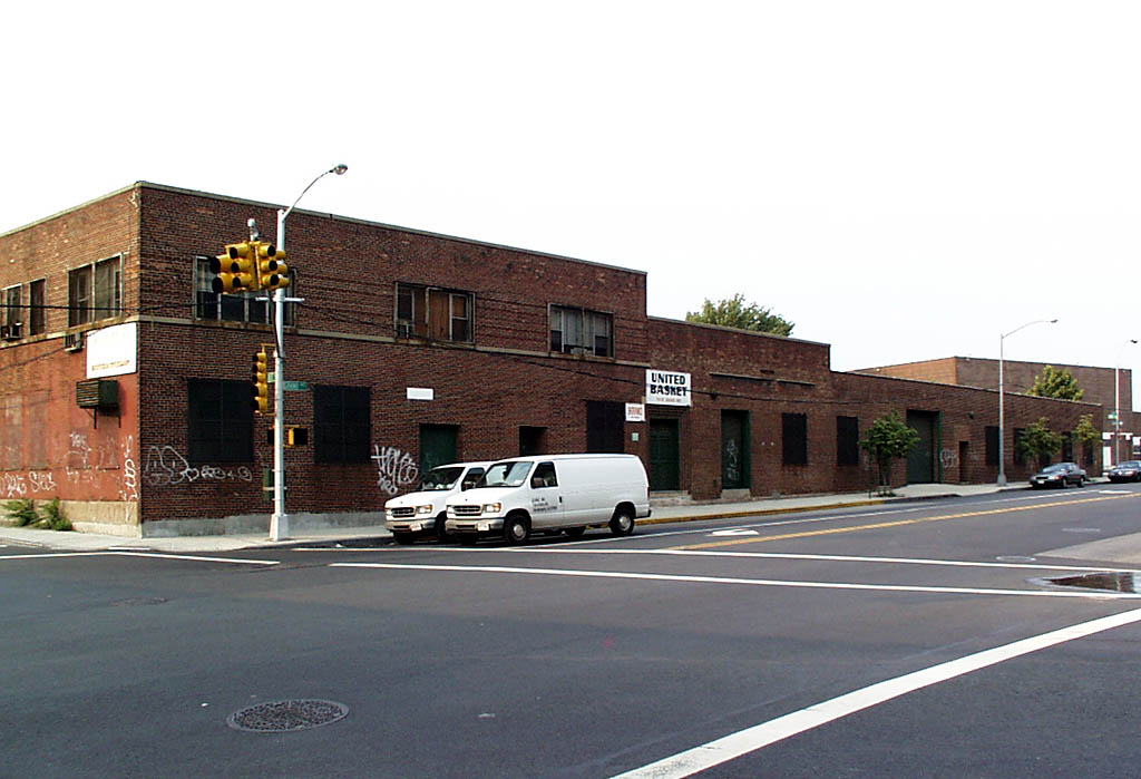 58-01 Grand Ave, Maspeth, NY à vendre Photo du bâtiment- Image 1 de 4