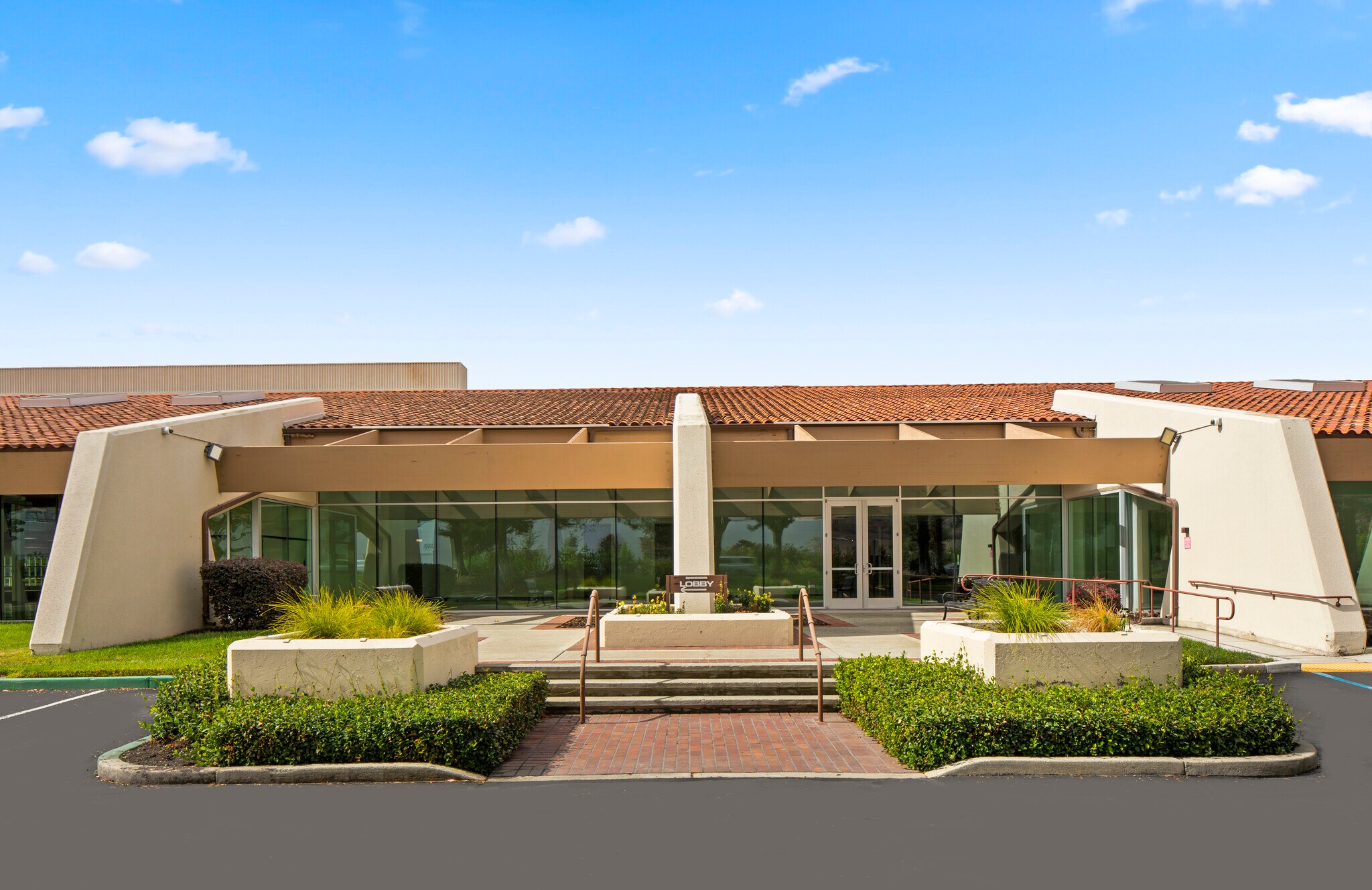 195 S Milpitas Blvd, Milpitas, CA à louer Photo principale- Image 1 de 16