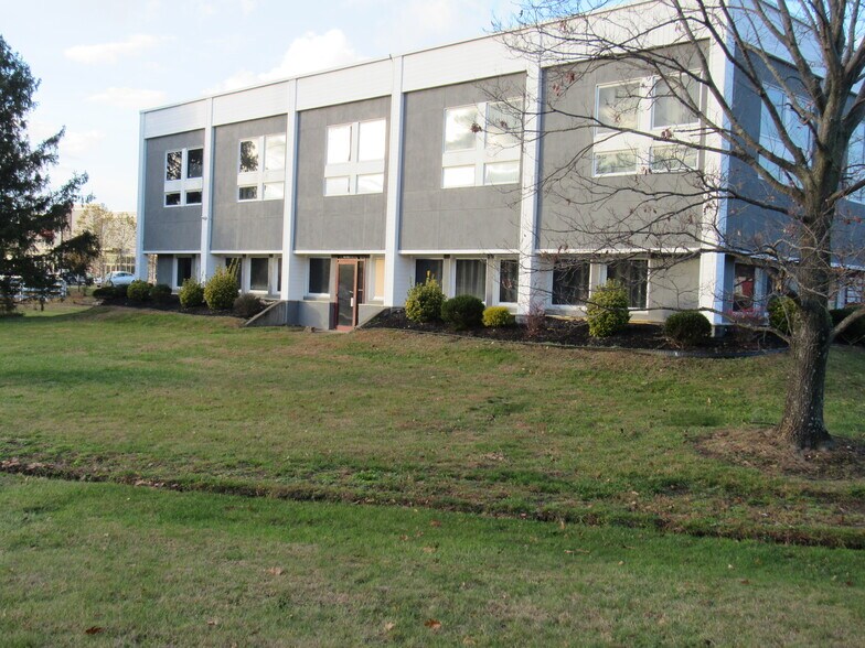 981 State Route 33 W, Monroe Township, NJ à louer - Photo du bâtiment - Image 1 de 13