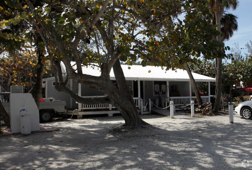 1041 Periwinkle Way, Sanibel, FL à vendre - Photo du bâtiment - Image 2 de 2