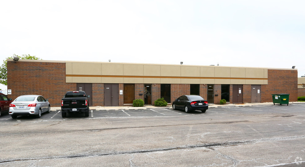 603 Country Club Dr, Bensenville, IL for lease - Building Photo - Image 2 of 4