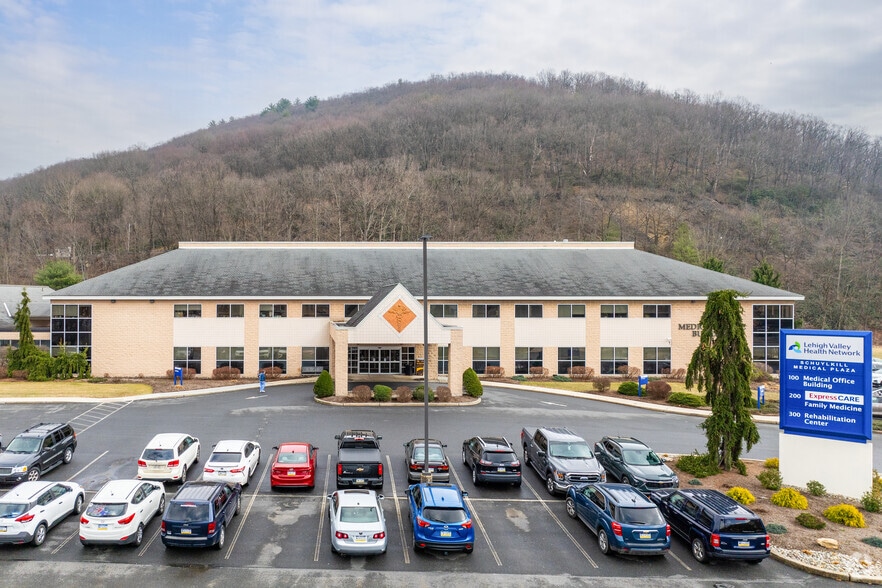 100 Schuylkill Medical Plz, Pottsville, PA for sale - Building Photo - Image 2 of 6