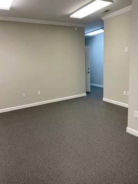 8378 Six Forks Rd, Raleigh, NC à louer - Photo du bâtiment - Image 3 de 10