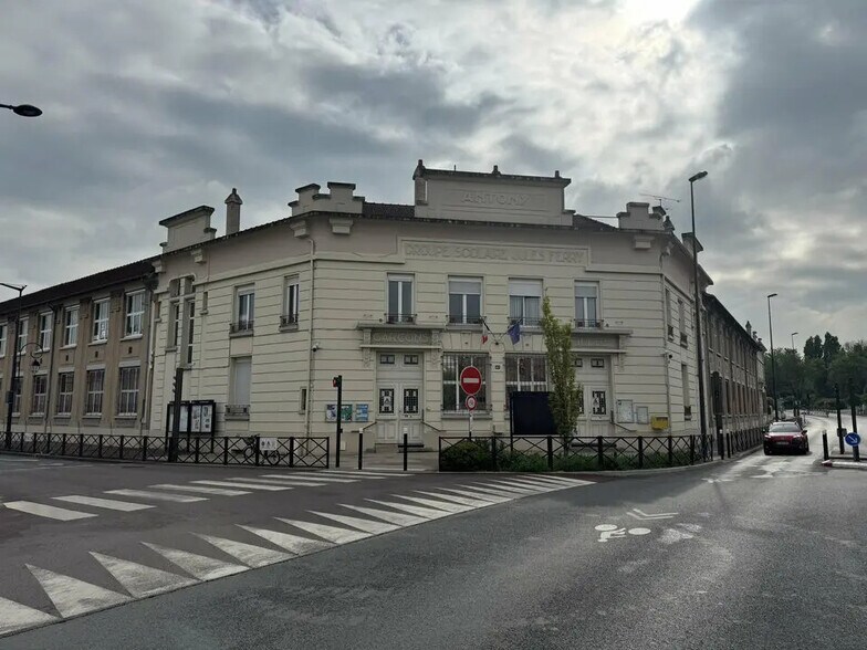 Retail in Antony for sale - Building Photo - Image 3 of 8