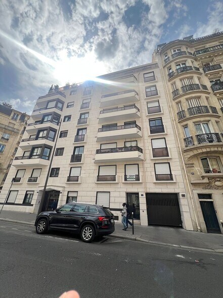 Immeuble residentiel dans Paris à vendre - Photo du bâtiment - Image 2 de 24