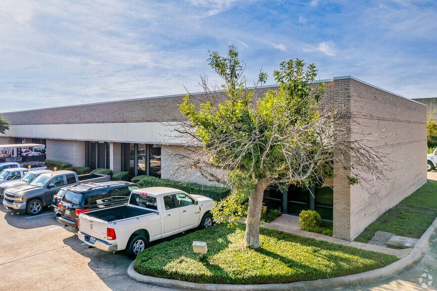 2201 Denton Dr, Austin, TX for lease - Building Photo - Image 1 of 4