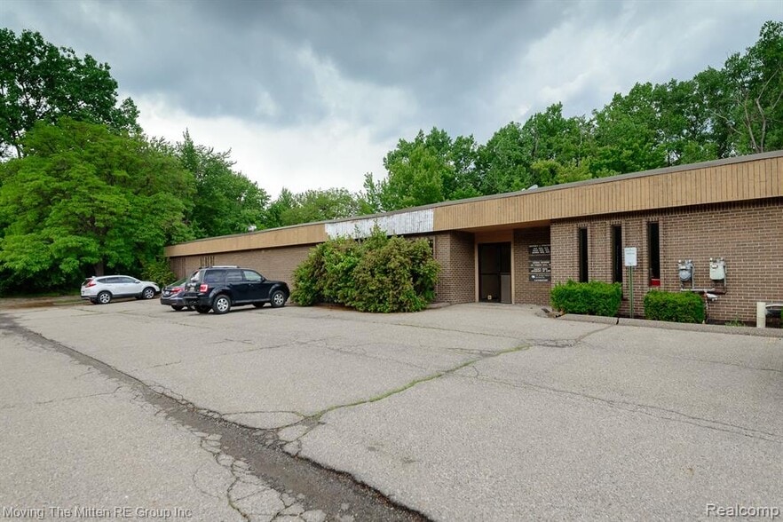 10533-10535 Farmington Rd, Livonia, MI for lease - Building Photo - Image 2 of 18