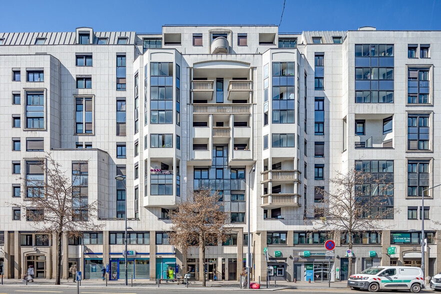 Office in Le Kremlin-Bicêtre for lease - Building Photo - Image 3 of 13