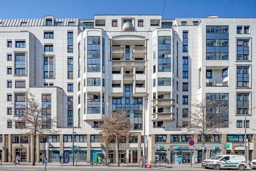 Bureau dans Le Kremlin-Bicêtre à louer - Photo du bâtiment - Image 3 de 3