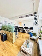 Rue Saint-Lazare, Paris for lease Interior Photo- Image 2 of 7