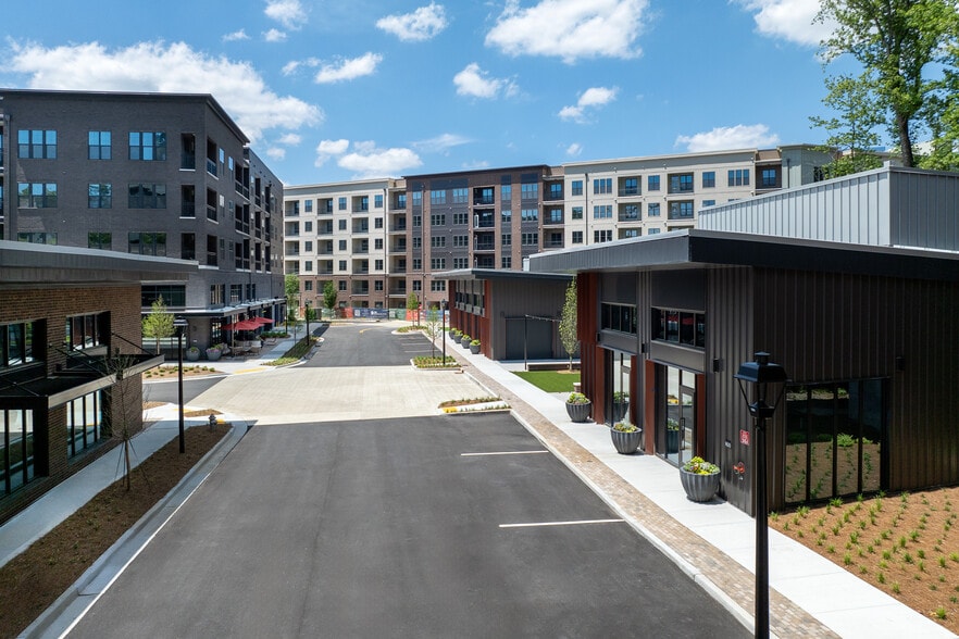 1400 Lake Hearn Dr, Brookhaven, GA for lease - Building Photo - Image 2 of 7