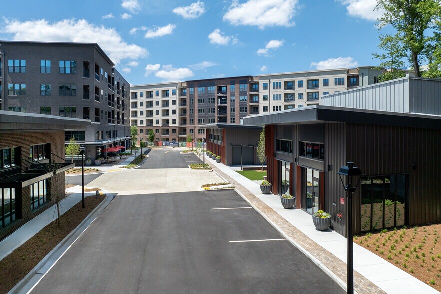 1400 Lake Hearn Dr, Brookhaven, GA à louer - Photo du bâtiment - Image 2 de 7