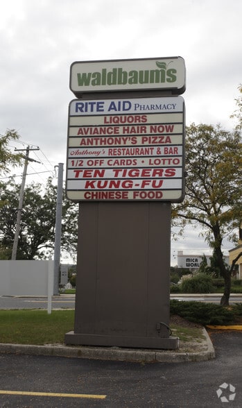 695-731 Jericho Tpke, Huntington Station, NY for lease - Building Photo - Image 2 of 5