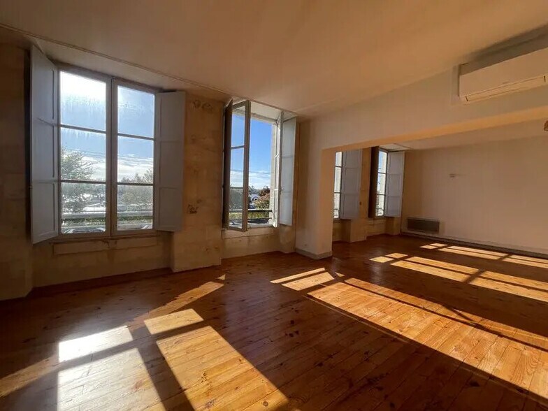 Office in Bordeaux for lease - Building Photo - Image 2 of 5