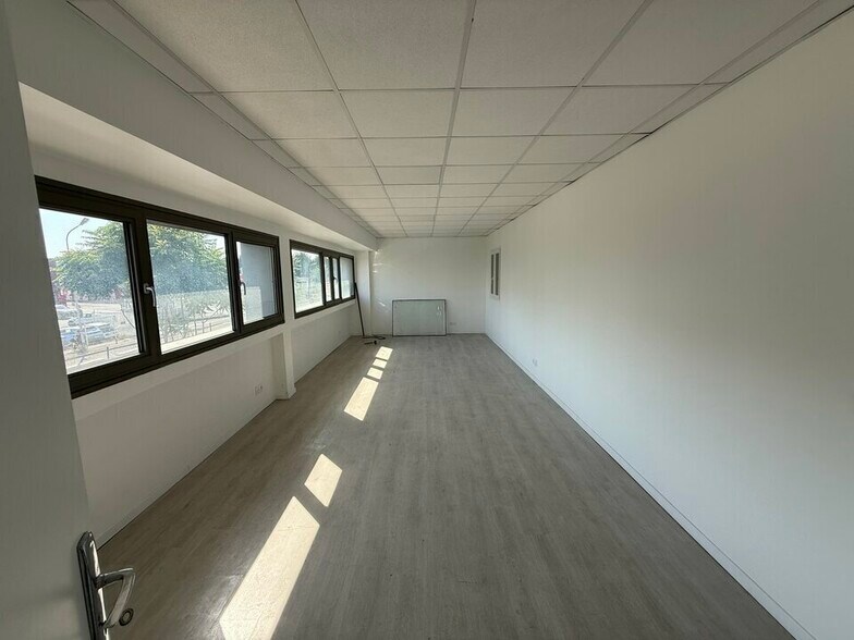 Industrial in Villeneuve La Garenne for lease - Interior Photo - Image 1 of 8
