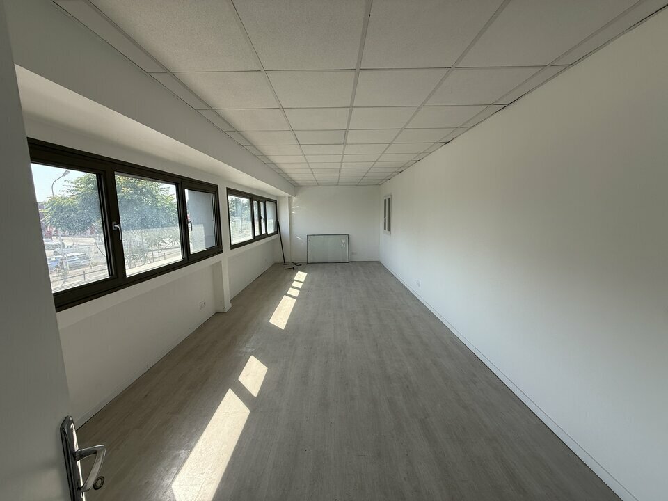 Industrial in Villeneuve La Garenne for lease Interior Photo- Image 1 of 9