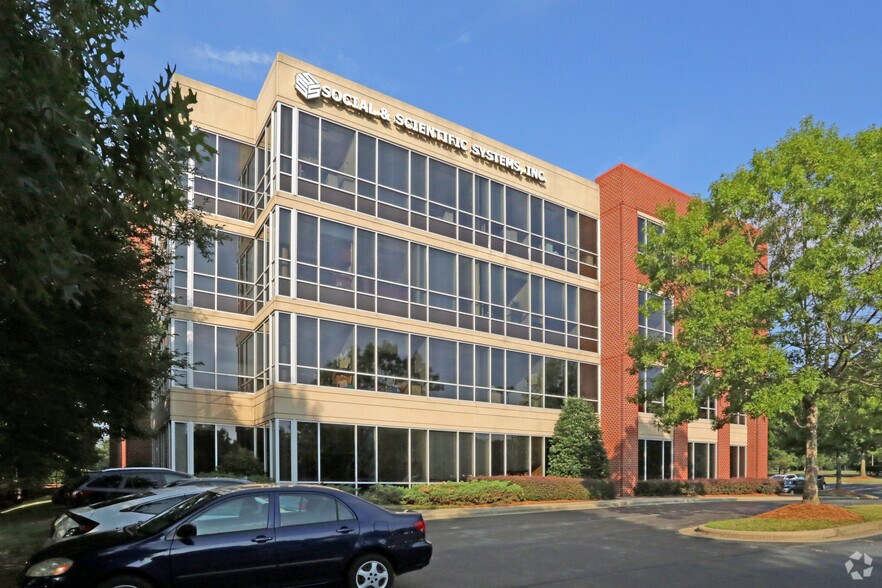 4505 Emperor Blvd, Durham, NC à louer - Photo du bâtiment - Image 2 de 11