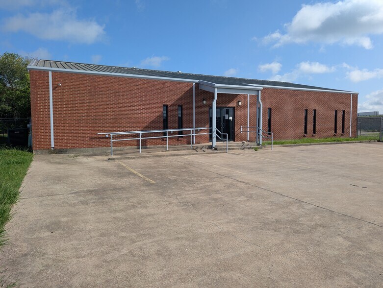 101 Mesquite, Elm Mott, TX à louer - Photo du bâtiment - Image 2 de 8