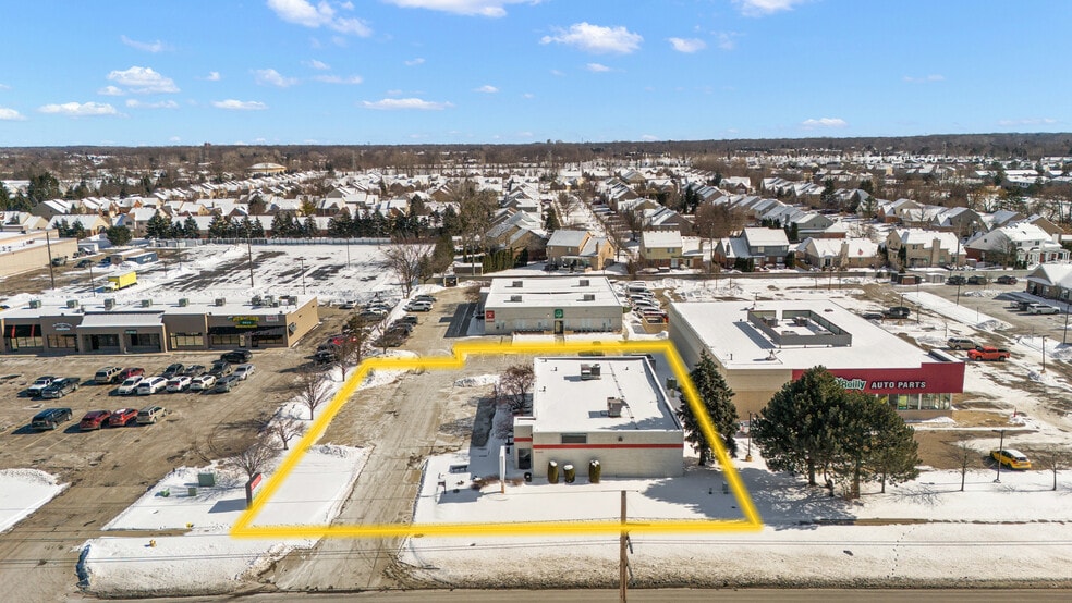 40696 Garfield Rd, Clinton Township, MI à louer - Photo du bâtiment - Image 3 de 12