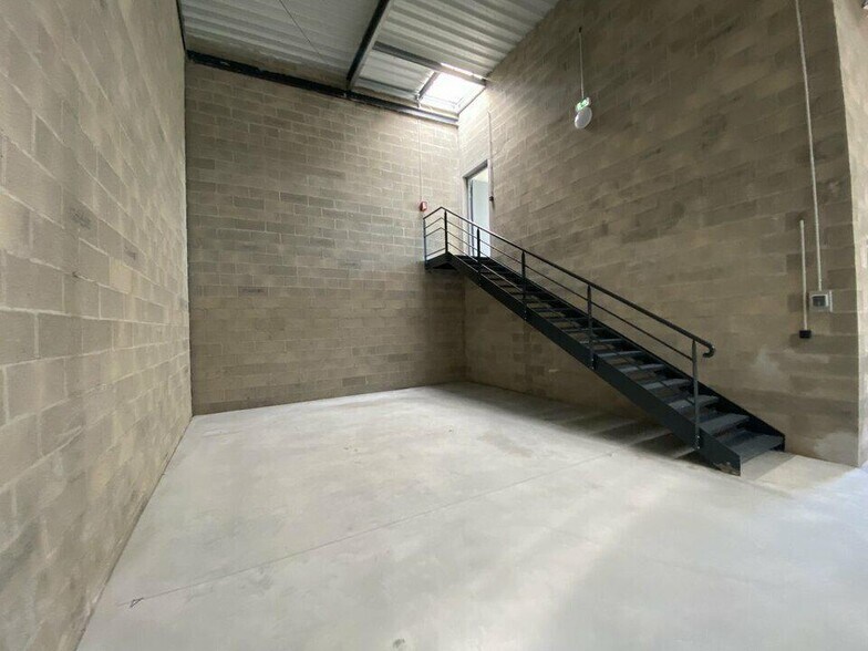 Flex in Champagne-sur-Oise for lease - Interior Photo - Image 2 of 5