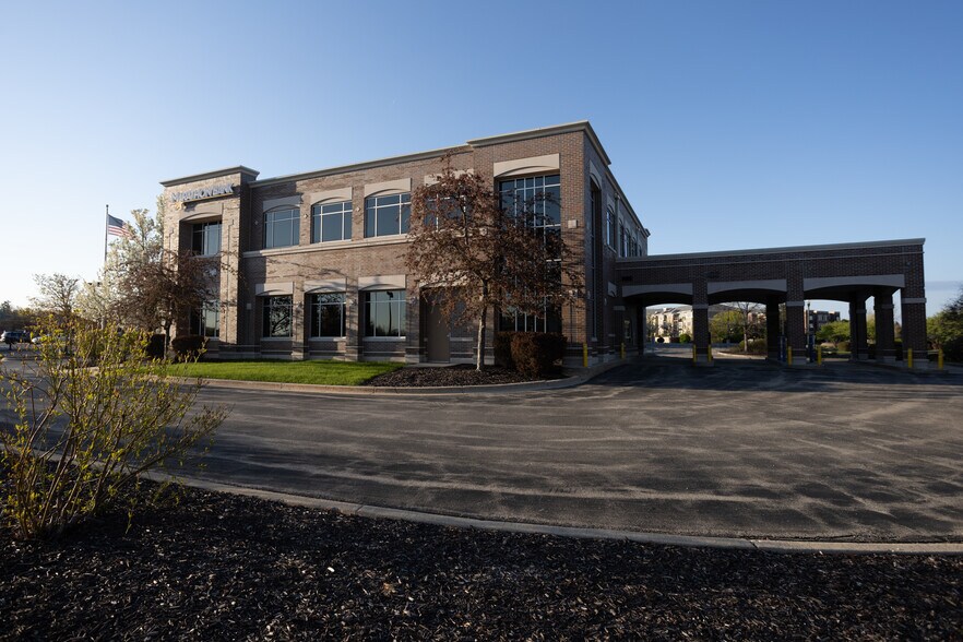 19105 W Capitol Dr, Brookfield, WI à louer - Photo du bâtiment - Image 3 de 41