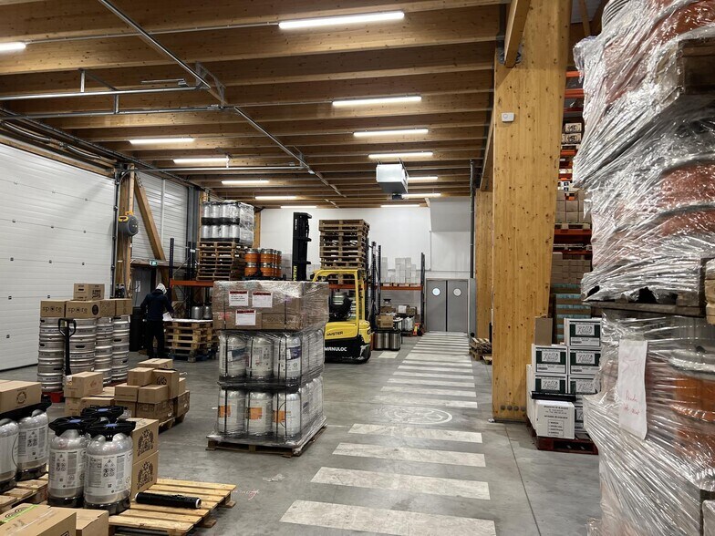 Flex in Romainville for lease - Interior Photo - Image 3 of 10