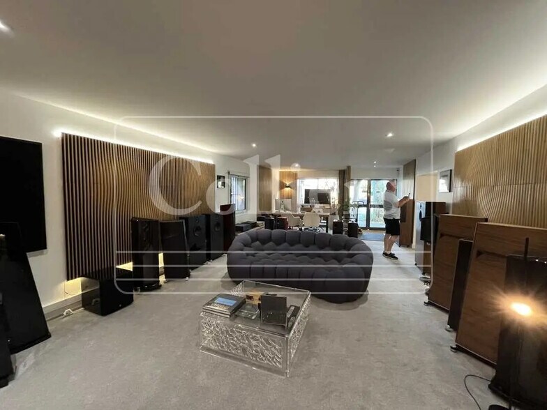 Retail in Aix-en-Provence for lease - Interior Photo - Image 3 of 7