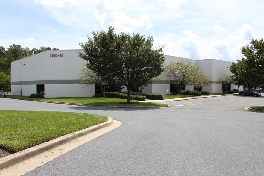 3100-3130 Hubbard Rd, Landover, MD à louer - Photo du bâtiment - Image 2 de 4