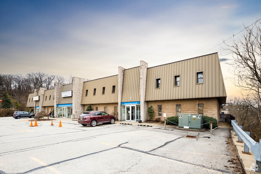 275 Curry Hollow Rd, Pittsburgh, PA for lease - Primary Photo - Image 1 of 6
