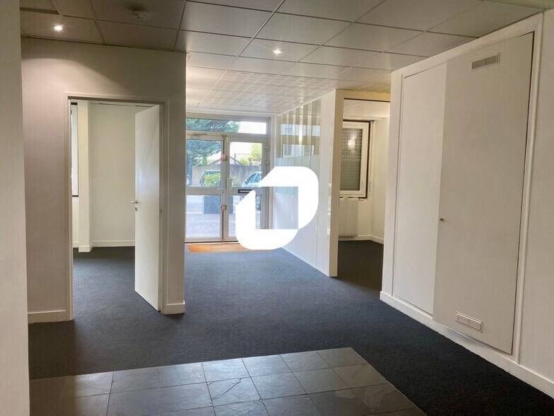 Bureau dans Rueil-Malmaison à louer - Photo du bâtiment - Image 1 de 14