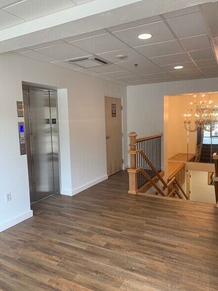 34 Hayden Rowe St, Hopkinton, MA à louer - Hall d’entrée - Image 2 de 5