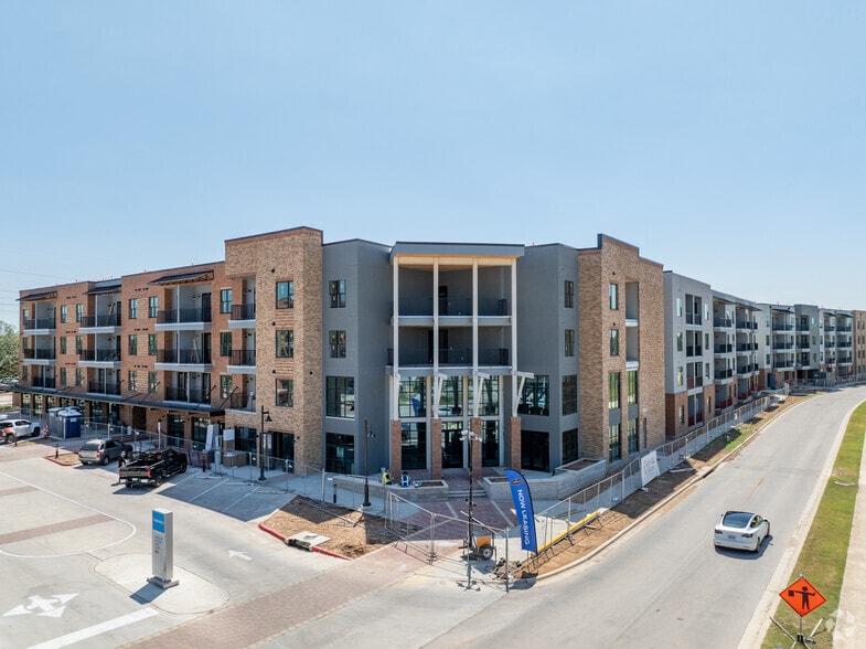 13701 Lyndhurst St, Austin, TX for lease - Building Photo - Image 1 of 23