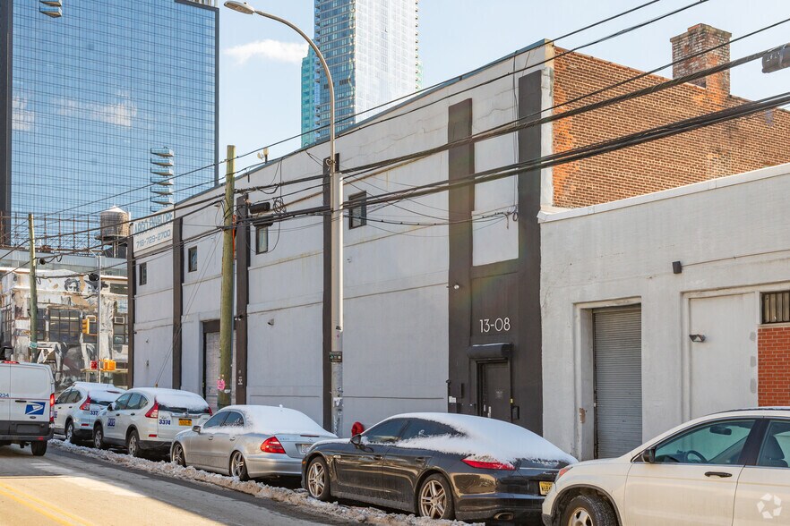 4310 21st St, Long Island City, NY à louer - Photo du bâtiment - Image 3 de 7