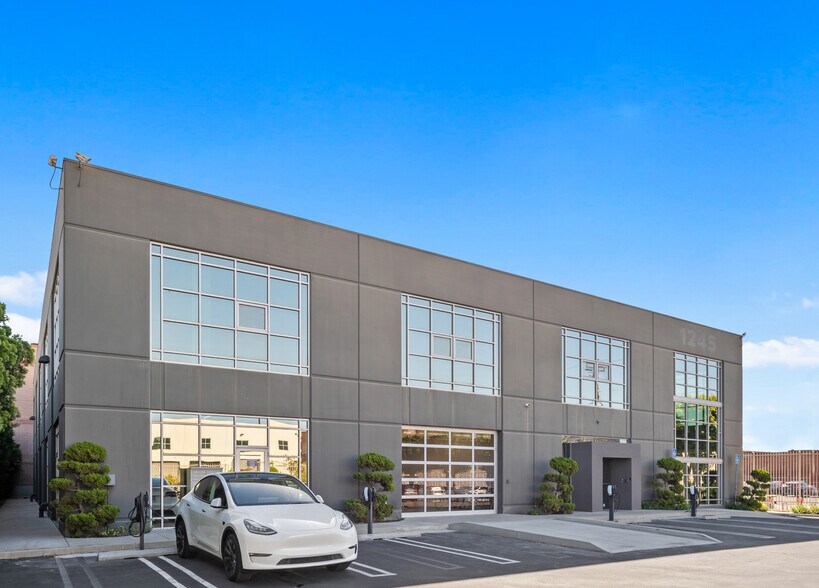 1245 Factory Pl, Los Angeles, CA à louer - Photo du bâtiment - Image 2 de 15