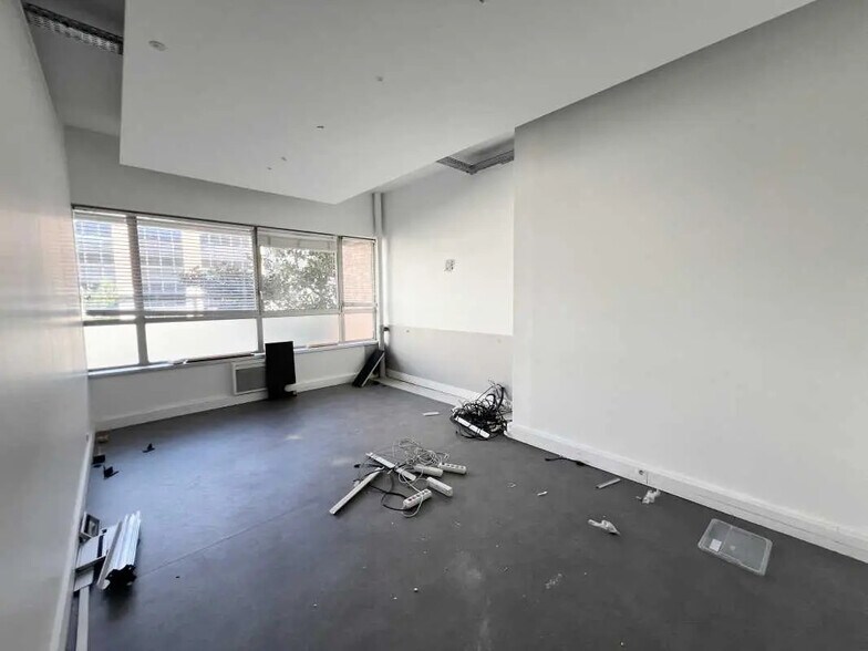 Flex in Paris for lease - Interior Photo - Image 2 of 6