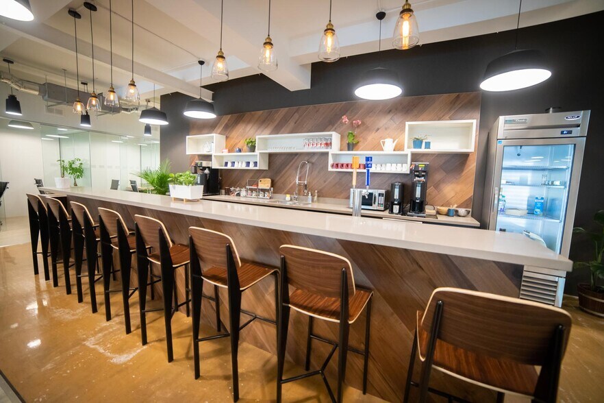 146-152 Thirtieth St, Toronto, ON à louer - Photo intérieure - Image 2 de 13