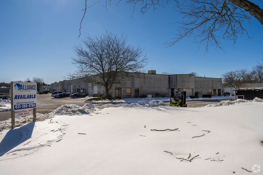 140 Keyland Ct, Bohemia, NY à vendre - Photo du bâtiment - Image 3 de 5