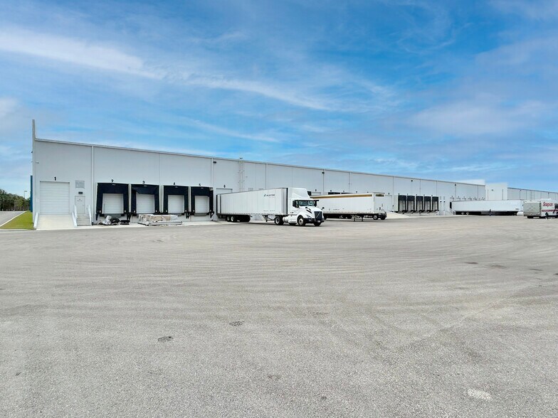 16321 Domestic Ave, Fort Myers, FL à louer - Photo du bâtiment - Image 3 de 7