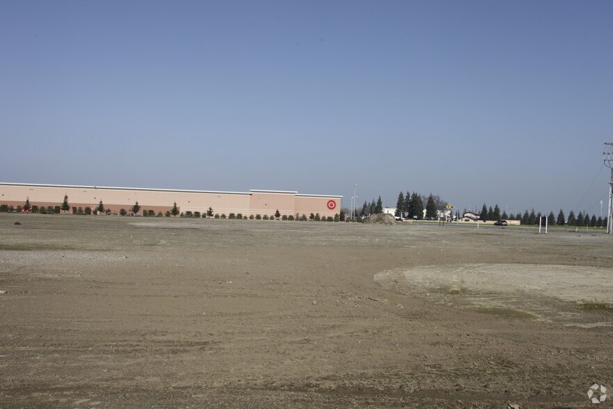 NWC Cross & Mooney, Tulare, CA à vendre - Photo du bâtiment - Image 1 de 3