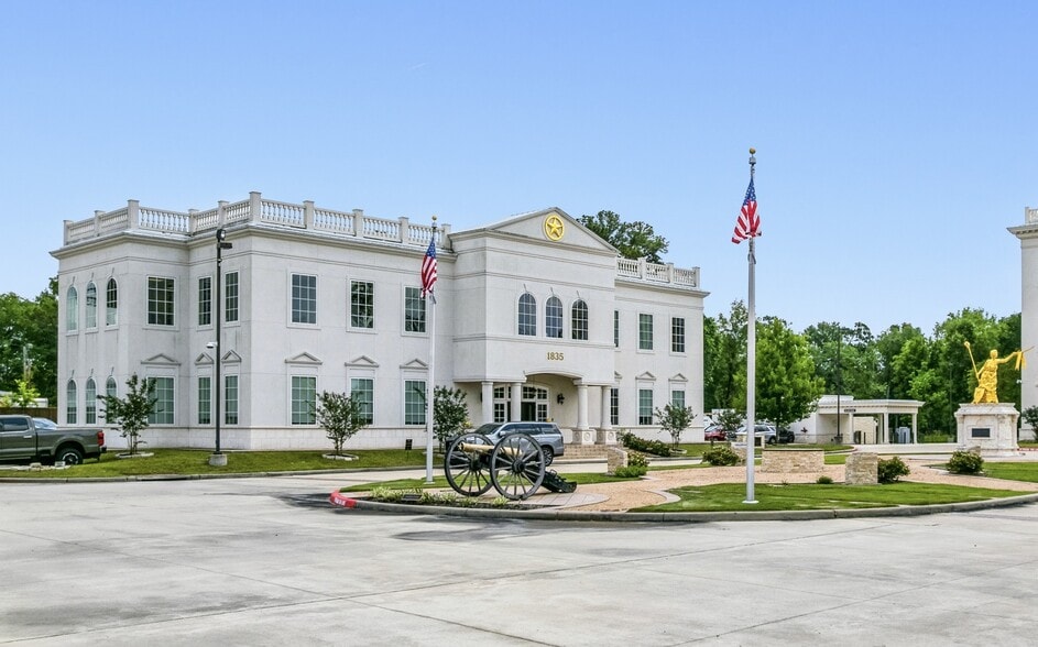 815 W Davis St, Conroe, TX for sale - Building Photo - Image 1 of 7