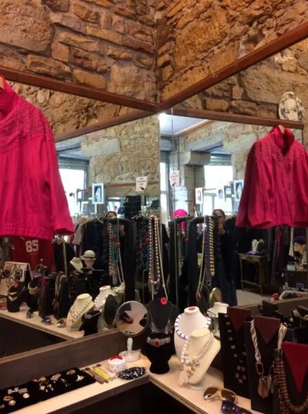 Retail in Lyon for lease - Interior Photo - Image 2 of 3