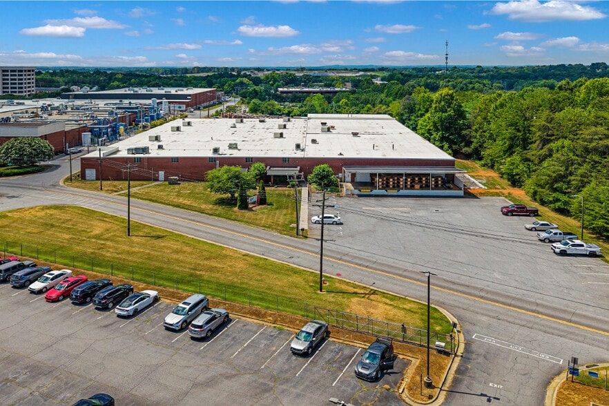 1860 Main Ave SE, Hickory, NC for sale - Building Photo - Image 3 of 7