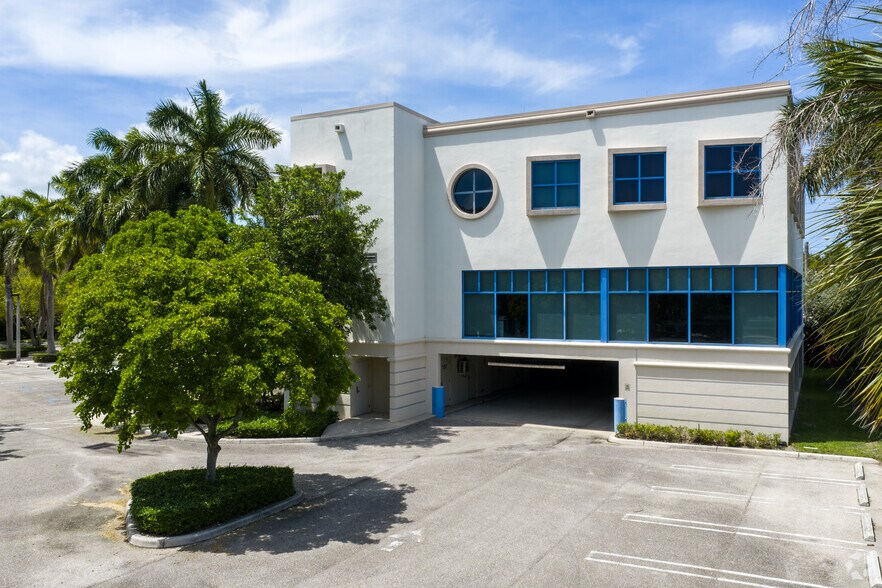 2505 Metrocentre Blvd, West Palm Beach, FL à louer - Photo du bâtiment - Image 3 de 6