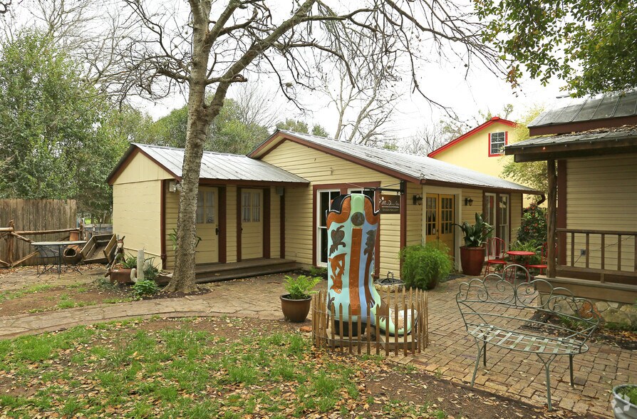 314 Wimberley Sq, Wimberley, TX à vendre - Photo principale - Image 1 de 2