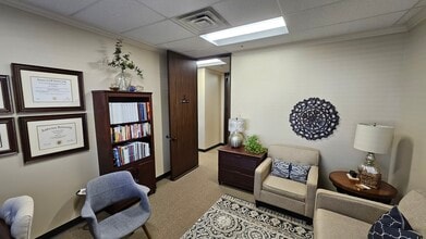 211 E Parkwood Ave, Friendswood, TX for lease Building Photo- Image 2 of 7