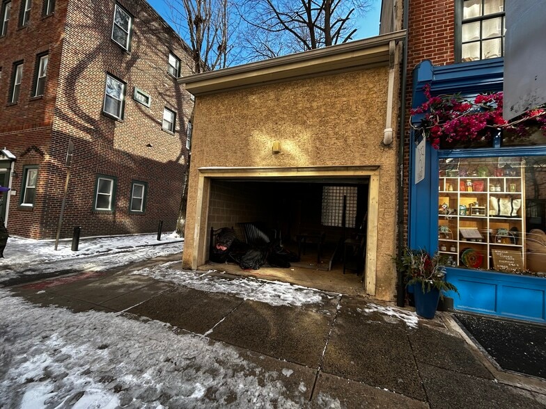 Mix Use Building with Townhouse portfolio of 2 properties for sale on LoopNet.ca - Building Photo - Image 3 of 15